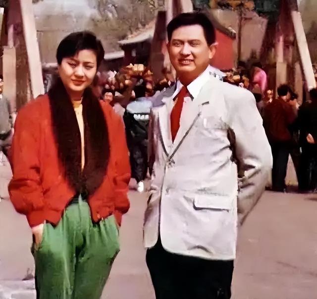 至今未婚未育，身边却有男人陪了近27年！59岁的她才是真人间清醒