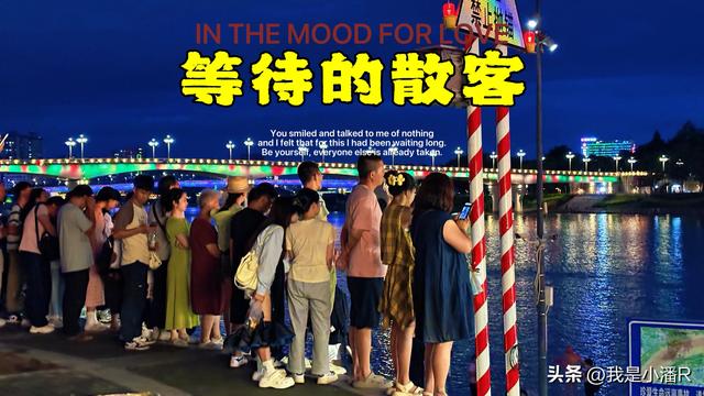 南宁邕江边可以免费看打铁花，围观的人真多啊！