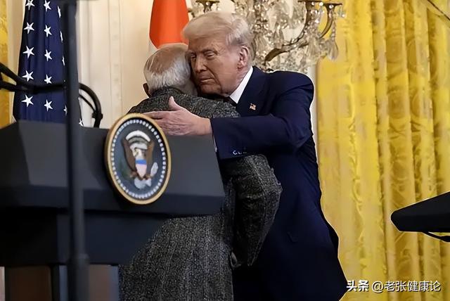 被美国羞辱后，莫迪一夜间变了个人，北京93阅兵，可以给他留个位
