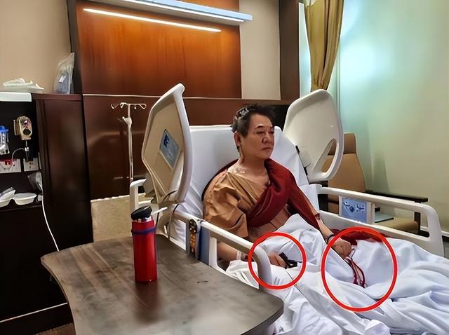 62岁李连杰手术报平安，病床上戴天价佛珠！向太透露他割了个肉瘤