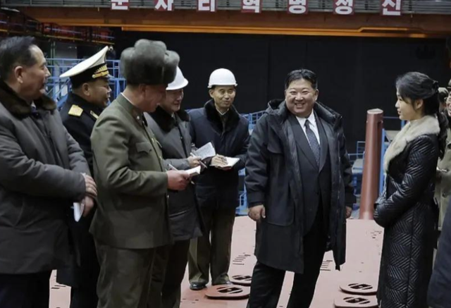 朝鲜核潜艇正式亮相！8700吨巨兽，半岛安全格局正在彻底改写？