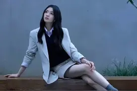 刘浩存标准的腕线过裆，是舞蹈生的完美身材，不愧是北舞严选啊。 ​图片