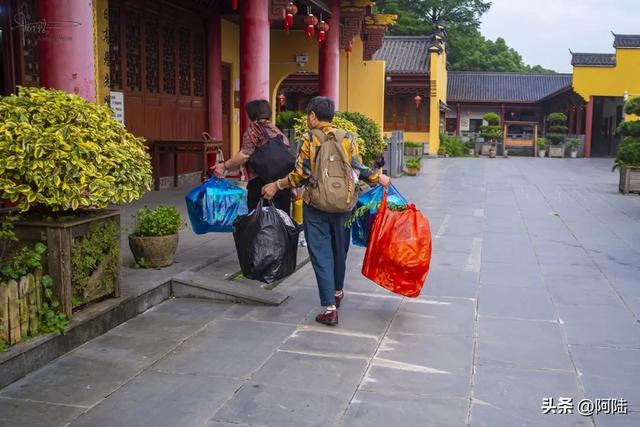 临崖而建的萧山福庆寺,来历有点神秘却香火旺盛,当地影响力甚广