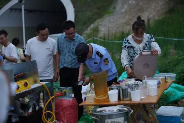 “天曌山”露天食堂，夏夜浪漫，无需在城！#清凉广元#