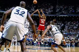 95年总决赛奥拉朱旺和奥尼尔伯仲之间，为何魔术0:4被火箭横扫？图片