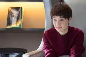 《我的前半生》：陈俊生回家看到床上穿睡衣等他的罗子君时，他一个下意识动作就暴露了他“劈腿”的事实图片