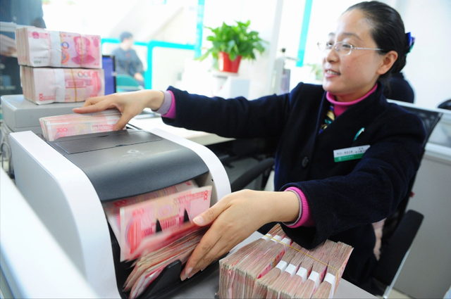 银行人员说漏嘴：明年起，手里有定期存款的人，做好4个准备