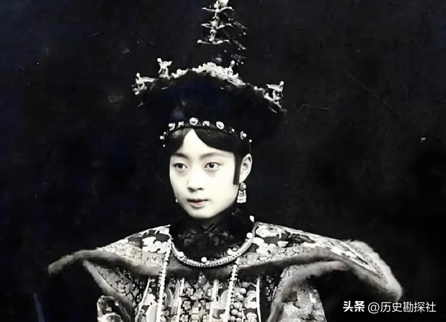 1924年溥仪被赶出紫禁城，在翊坤宫留影，寸头高筒皮靴，气质不凡
