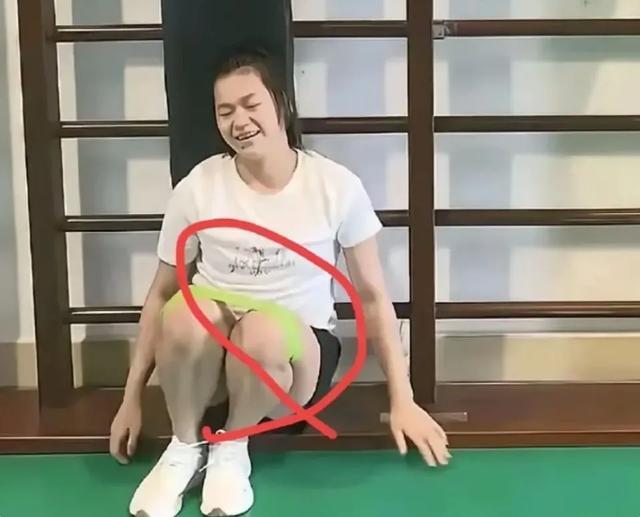 郭晶晶携陈若琳入选名人堂！与霍启刚霍震霆合影站C位，太幸福了