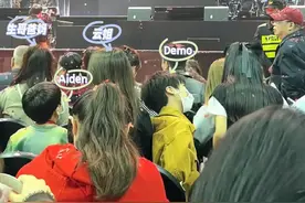 陈楚生儿子Demo给小姐姐撩头发上的雪花！D哥请转头看看你妈妈！图片