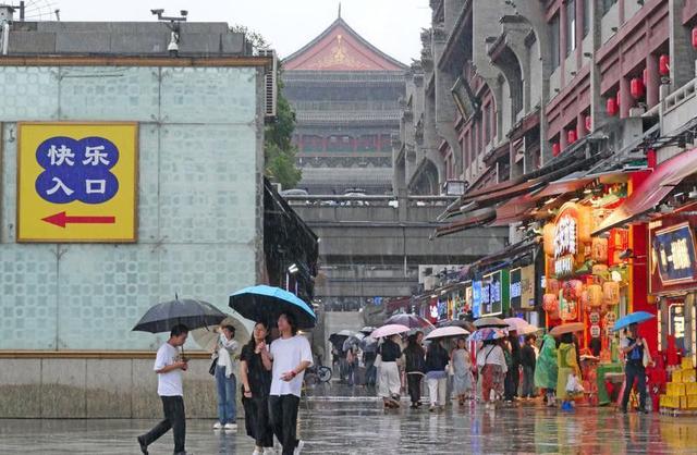 西安钟鼓楼广场雨中即景