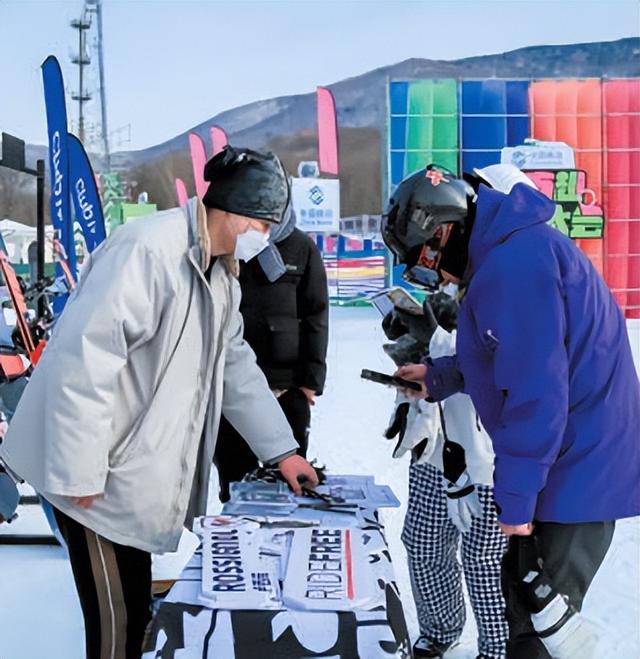 老外扎堆中国雪场！冰雪经济的“中国时刻”已来