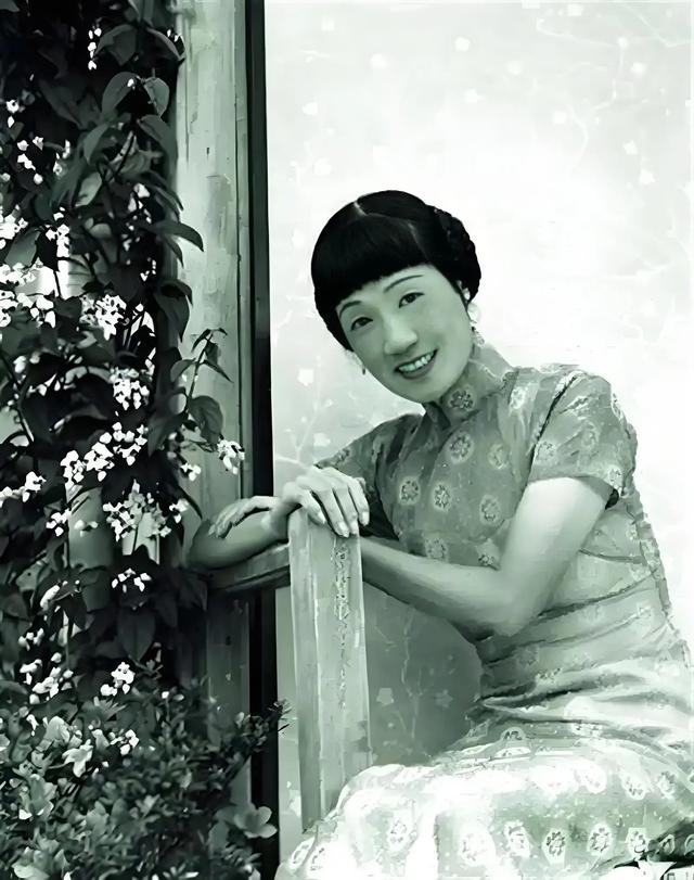 他苦追二嫂15年，当嫂子拿着百万离婚费投奔他时，他却说：只同居