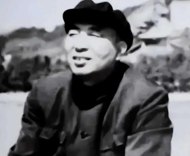 他曾是中央组织部部长，女儿嫁给了胡主席的儿子，侄子是少将