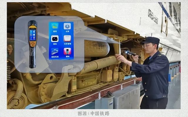 为什么火车上乘务人员，会拿一个没光的手电筒照来照去？