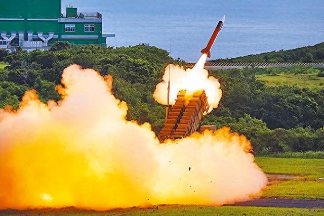 台军导弹自爆后，不到24小时，美国军舰也起火，特朗普发现不对劲