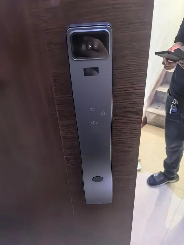 “指纹锁”正逐渐退出中国家庭？听开锁师傅说完，我才恍然大悟！