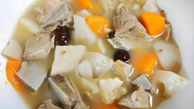 入秋后，莲藕和它们一起煮，把损耗的气血补回来，营养滋补不上火