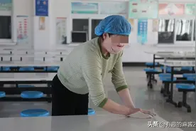 我49岁，活成了一个笑话！辛苦上一天班，晚上和老公吃个水煮莴笋图片