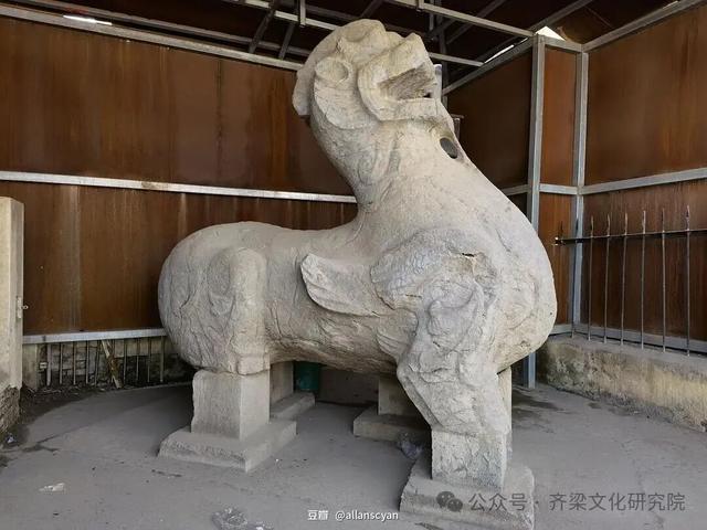 南京南朝石刻，包括镇墓神兽、神道石柱、神道碑等几种