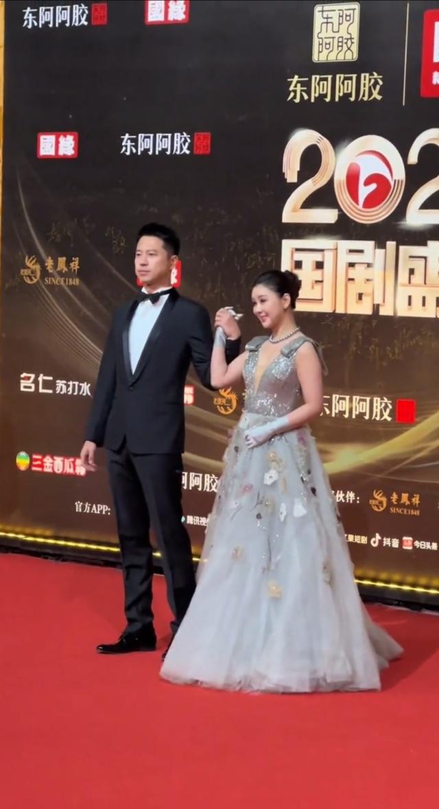 炸屏！王雷李小萌夫妇牵手国剧盛典晚会，夫妻恩爱画面被网友夸爆