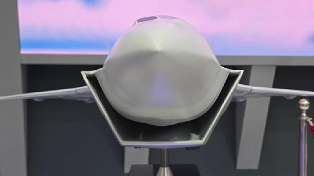 俄罗斯放出新招：“幽灵战机”迪拜登场，绝不愿被中美拉开差距