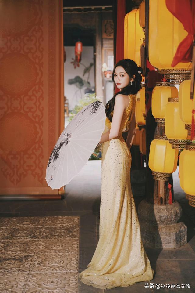 吴宣仪明黄旗袍，园林里的古典氛围感美人