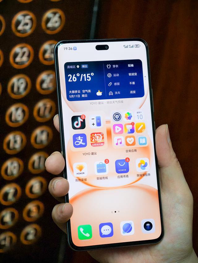 荣耀史上续航最强千元机！8000mAh+四曲屏，这手机是充电宝成精？