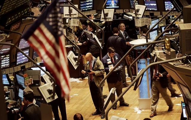 巴菲特狂抛股票，黄仁勋发布超级芯片，谁将赢得未来五年赌局？