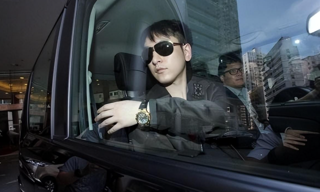 母亲是影后，父亲浦东开发第一人，继承上海百套房，21岁身价百亿