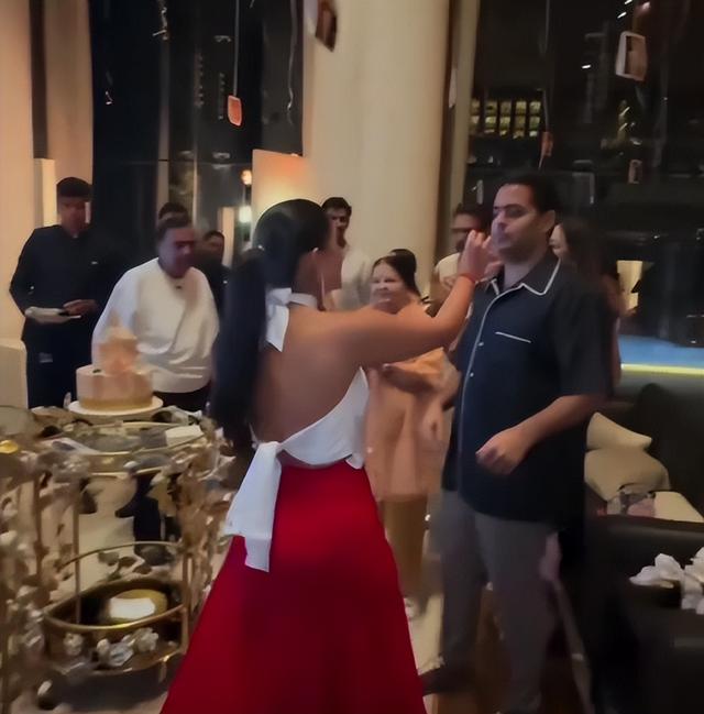 亚洲首富小儿媳和大伯哥曝炸裂丑闻？多次含情脉脉牵手摸腰