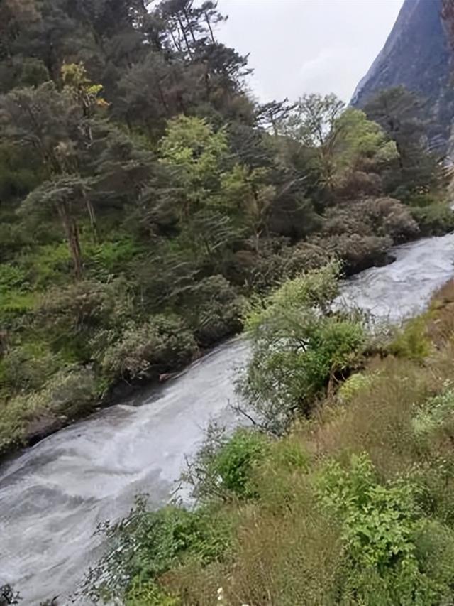 “大好河山，寸土不让”，我们在东章哨所隔河望瀑布