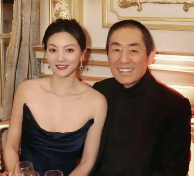 张艺谋和巩俐合影，张艺谋和陈婷合影，生理性喜欢显而易见