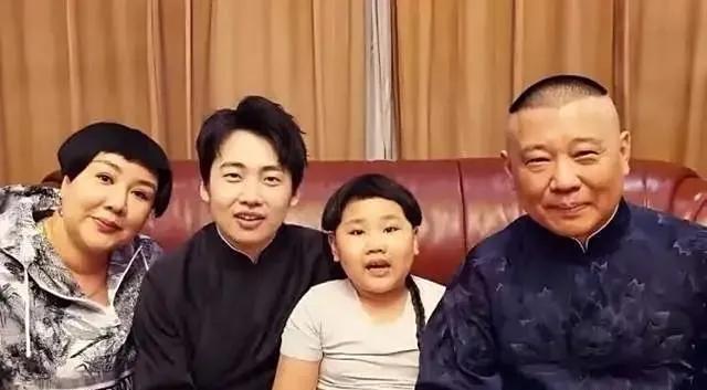 郭德纲一家现身上海，王惠目测有200斤，10岁郭汾阳面部表情怪异