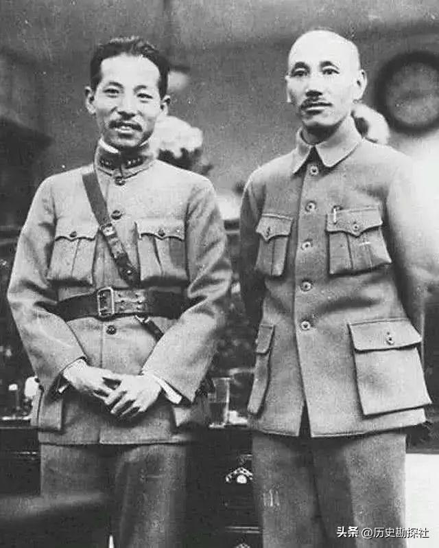张学良和蒋中正在华山的珍贵合影	，注意看两人表情，已貌合神离