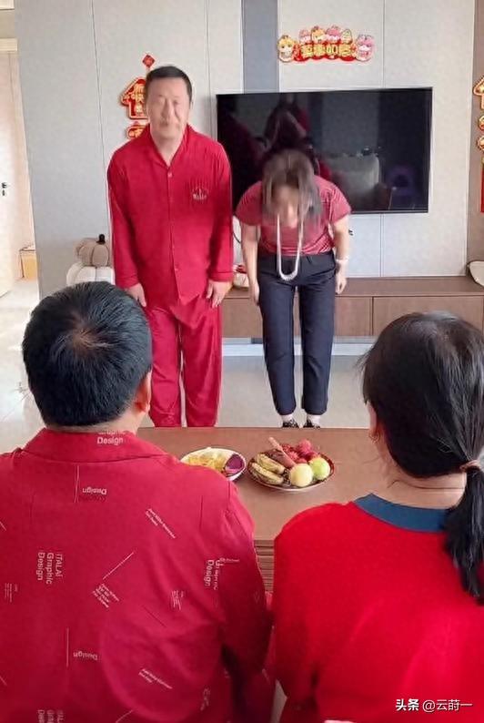 不听赵本山劝告，离婚再娶“女儿闺蜜”，王长贵向同龄岳父母拜年