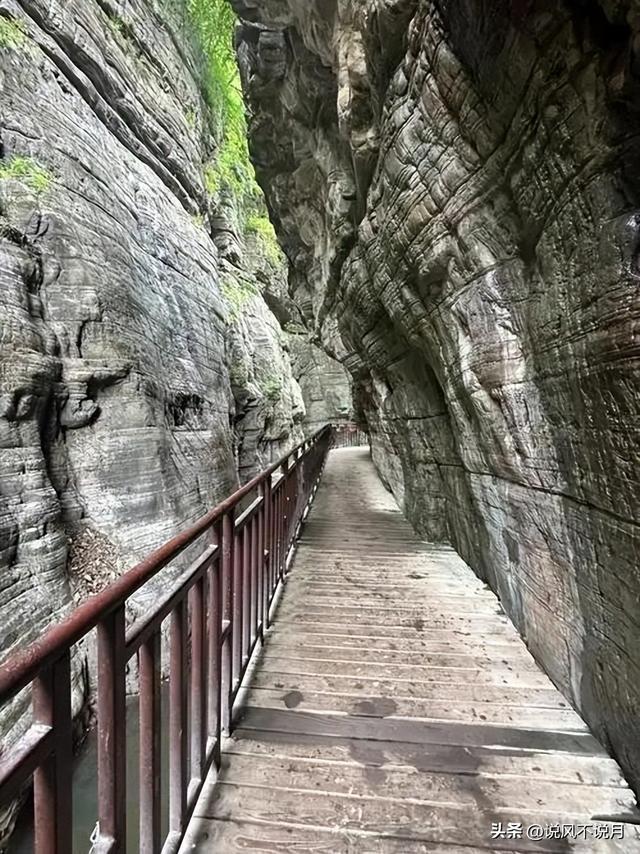 5年倒闭10家热门景区，年轻人住帐篷，天价酒店为啥割不动了？