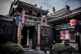 乔家大院富可敌国！为何日军进犯时不敢动？专家：看门口插了什么图片