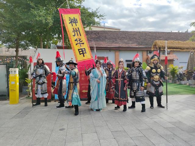 2025.11.22下午，南宁百益上河城举办国风表演，汉服巡游。