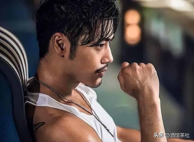 父亲是央视“一哥”，母亲是商业精英，他却凭一己之力娶影后之女