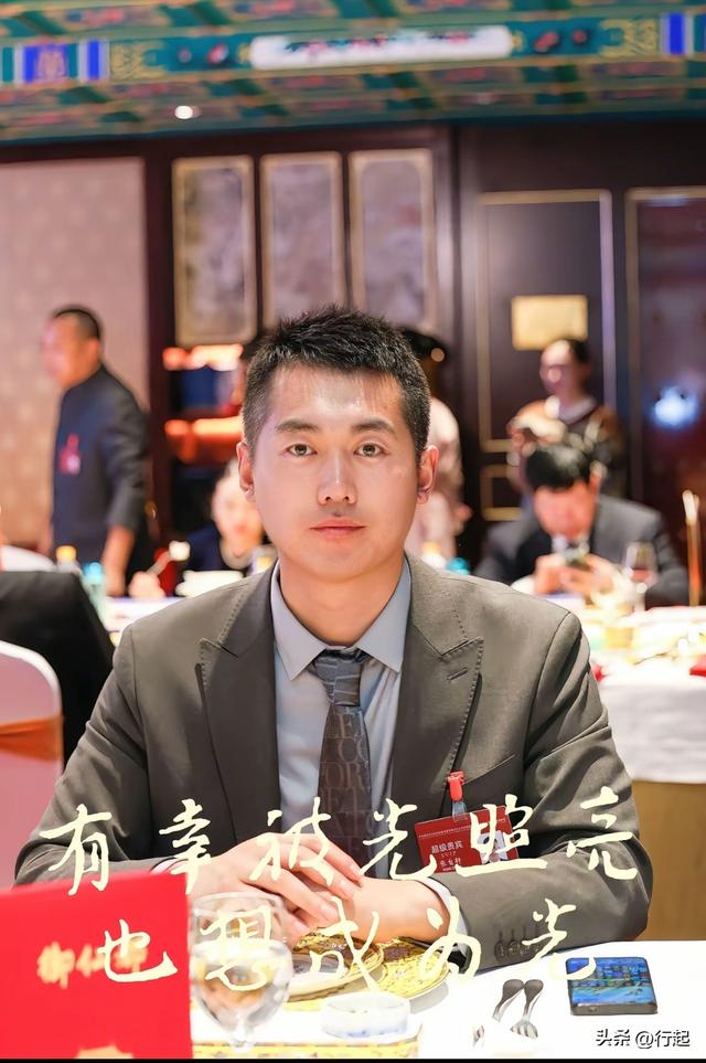 “最帅升旗手”张自轩被骂惨了！面对争议，他用一句话来回应