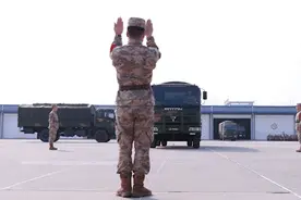 走你！战车“坐”火车机动千里……图片