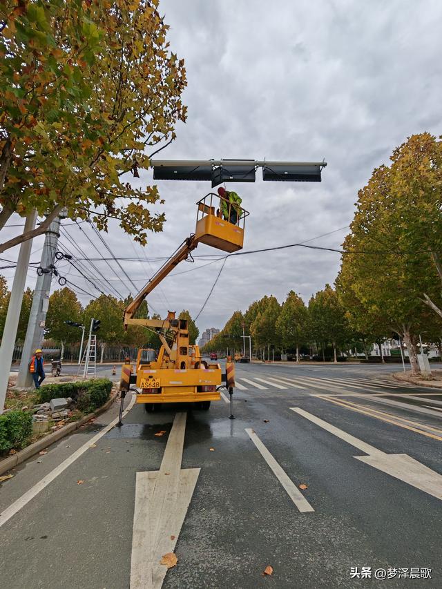 信号灯调试与交通优化双管齐下 护航文旅热潮