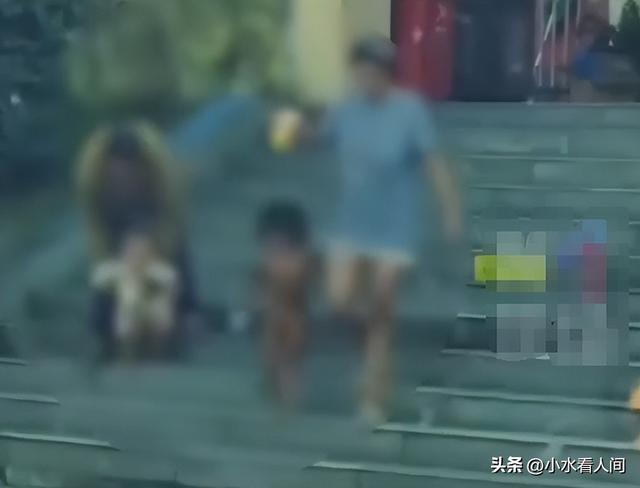 后续！“野人男童”父母大学毕业，生活诡异，邻居爆料更可怜细节