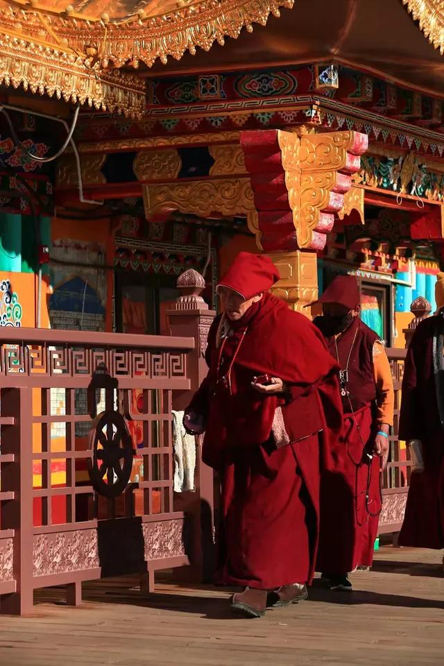 川西色达金秋暴击！4000米海拔的佛国仙境，视觉与心灵双震撼之旅