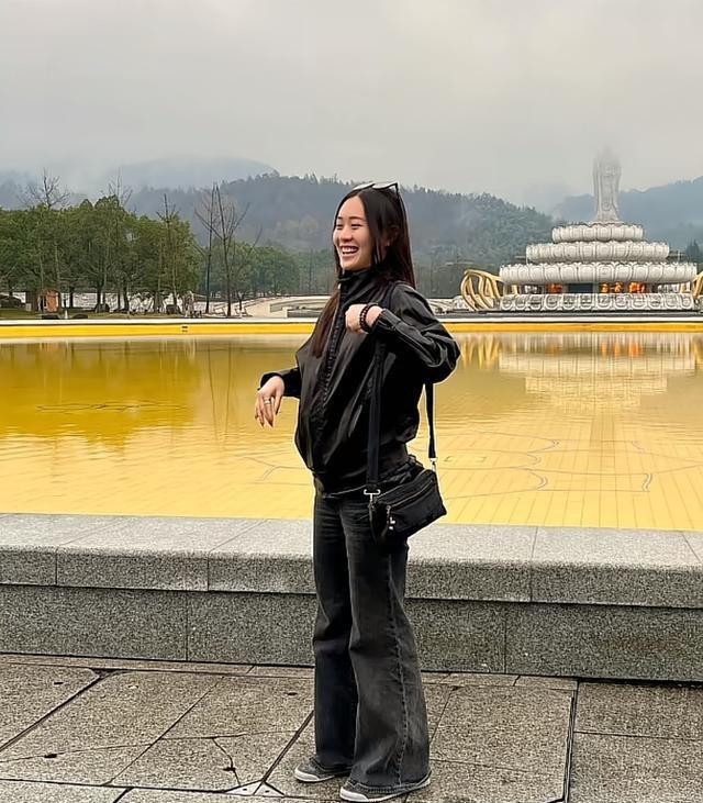 62岁李连杰带小女儿游九华山，不敢开美颜，缩着脖子走路老态龙钟