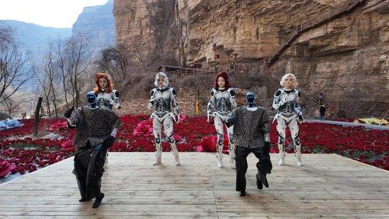 春晚机器人跑到太行山跳舞！太行大峡谷这次真的“潮”出圈了