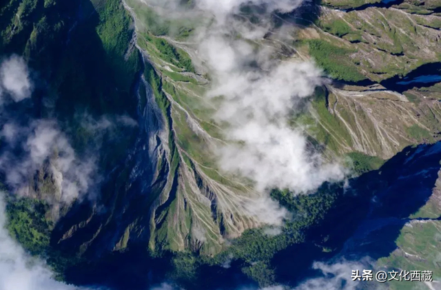 对不起，这看日照金山、流星、沙漠和雪山同框的宝藏地，我写晚了！