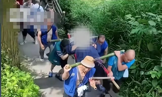 263斤男子坐滑竿上山,花2万请9名轿夫轮流抬,原因流出 网友炸锅