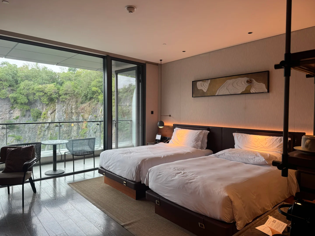 耗资20亿，向下88米，上海的“摩地大楼”酒店，睡一晚最高6万！